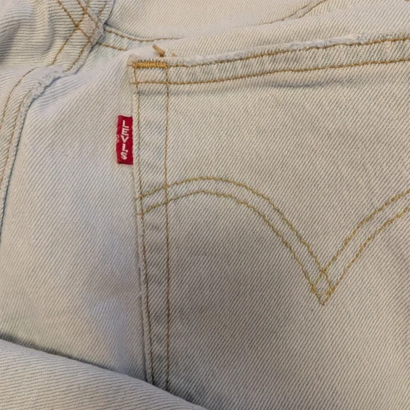 Distressed Levi's jean - Picture 6 of 9